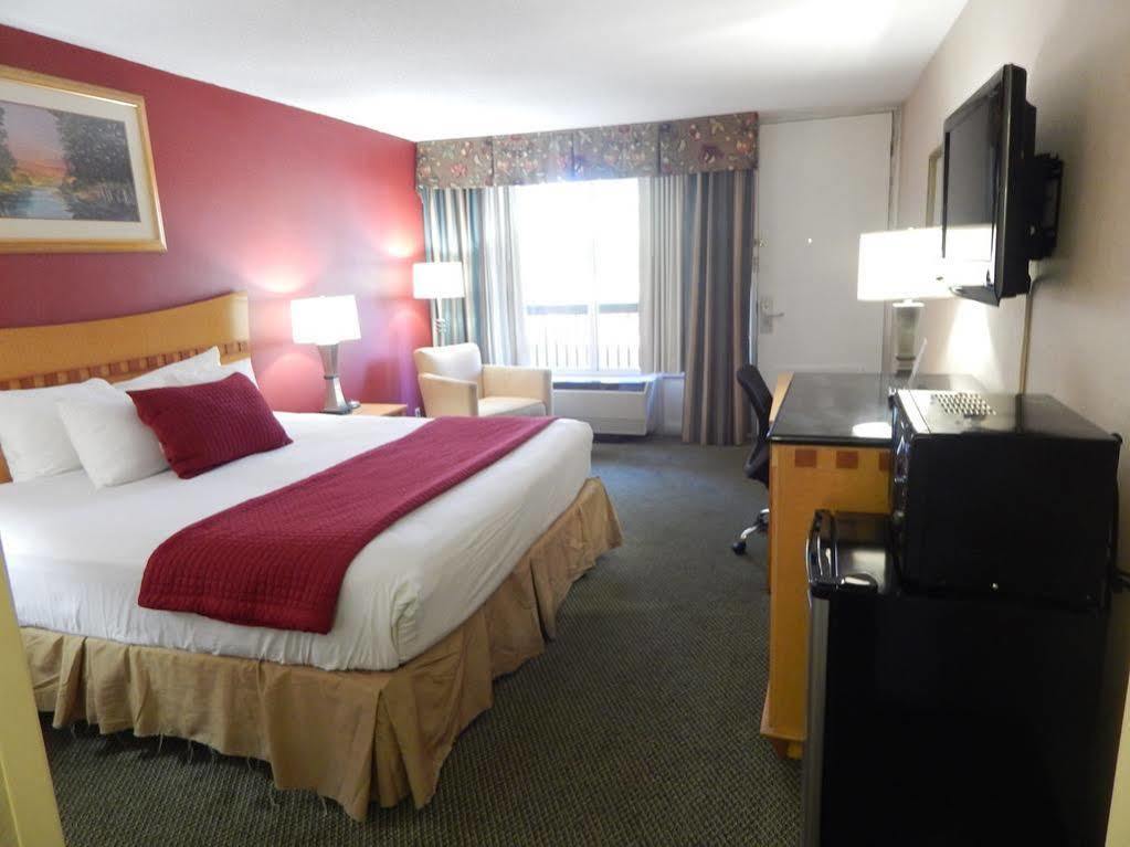 Ramada By Wyndham & Suites Warner Robins Exterior foto